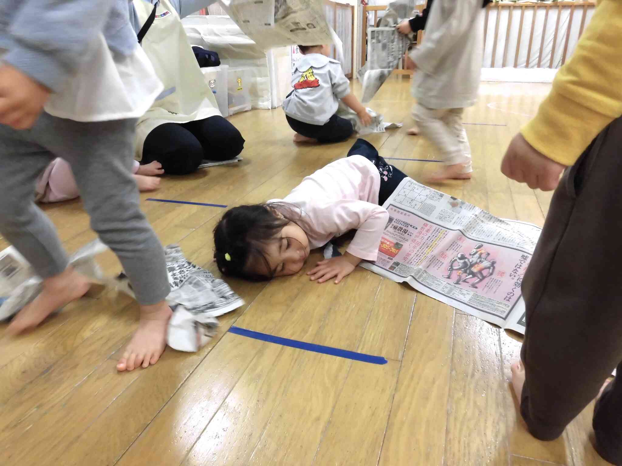 新聞紙を出した瞬間、お布団にして寝るお友だち。