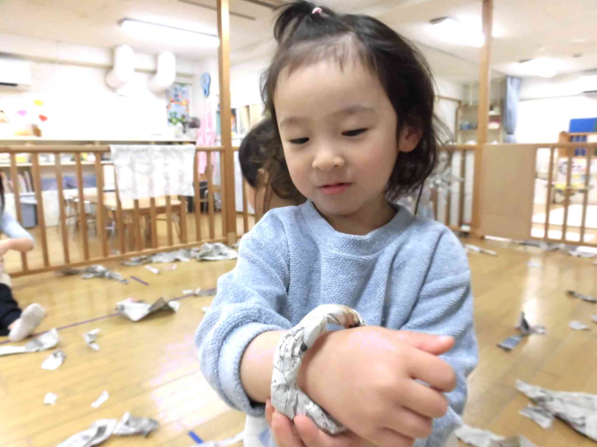 室内で新聞紙遊び