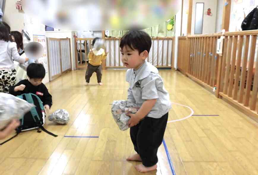 新聞紙遊びの最後は、ビニール袋に入れてボールにしました。