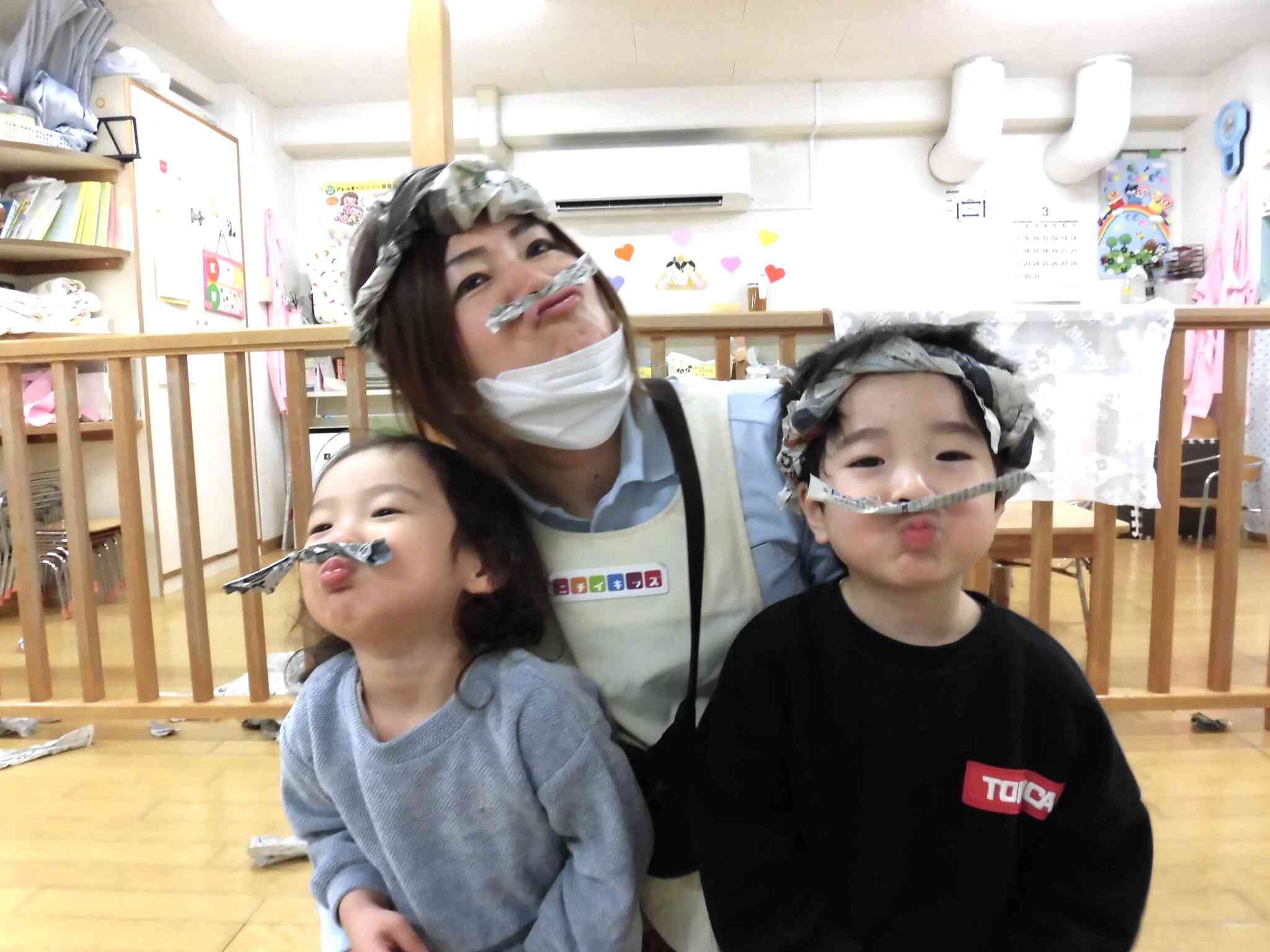 新聞紙でハチマキと髭を作ってポーズ！