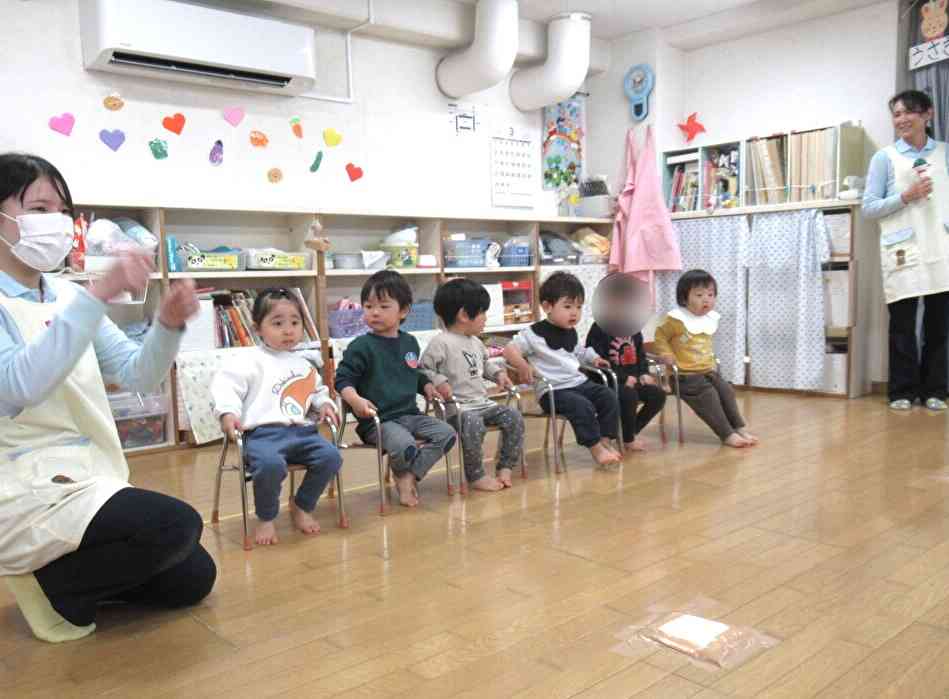 ぱんだ組（1歳児）さんは椅子に座って順番を待っていられました。大きくなったね！