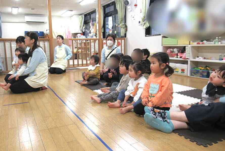 真剣な様子で先生のお話を聞いています。