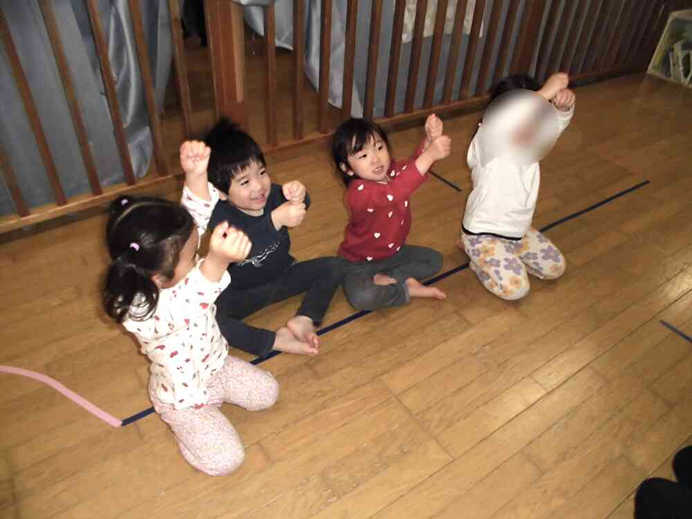 講師の方を見ながら真似するのが得意な、きりん組(2歳児)さんです。