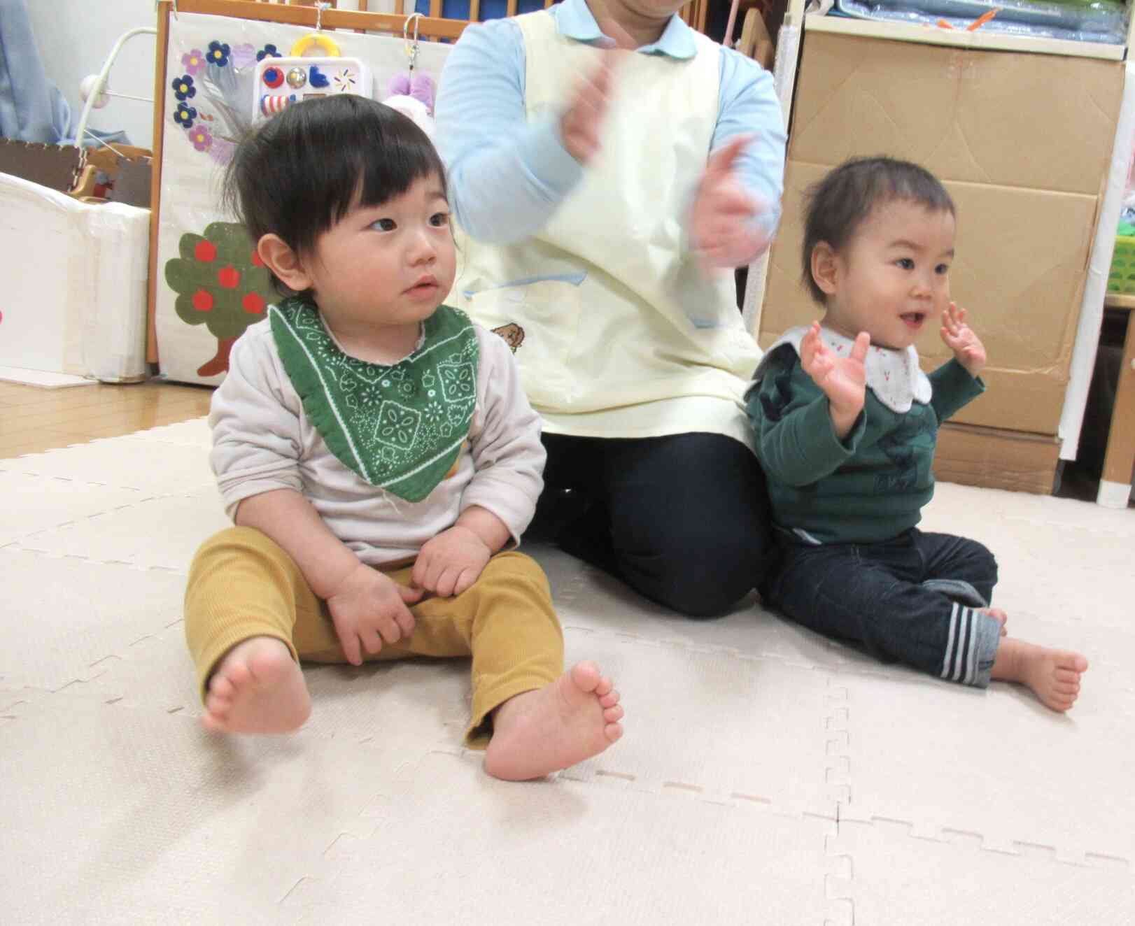 音楽に合わせて手をフリフリして楽しそうです。