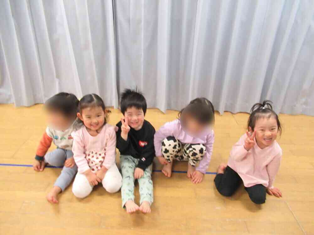 英語のレッスンが始まる前は、きちんと座って待つことができている、きりん組（2歳児）さん。