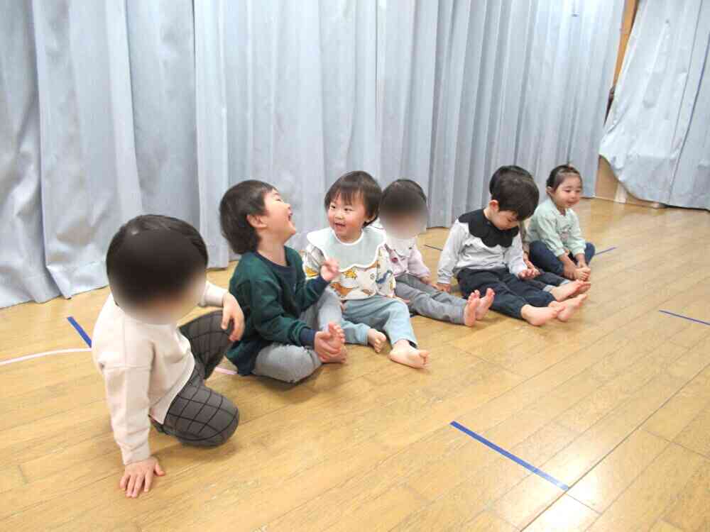 お友だちと一緒に楽しく英語のレッスン中。