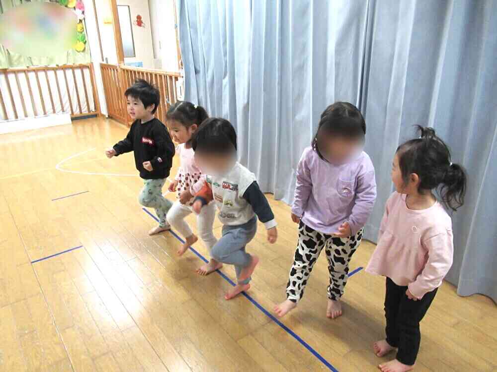 音楽に合わせて体を動かしてます！