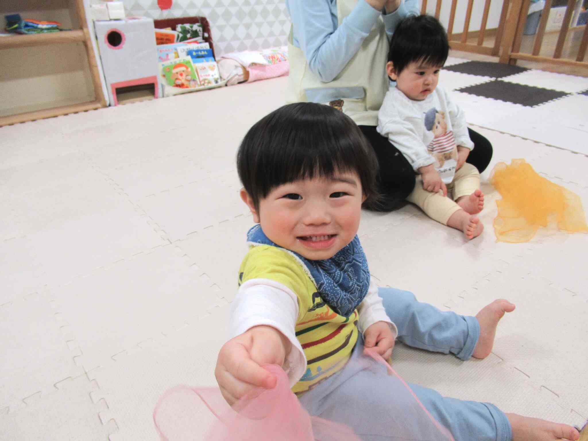 先生にもスカーフを、はいどうぞ!