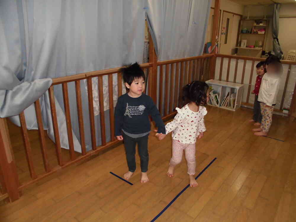 お友達と手を繋いで歩く曲では、ニコニコで音楽に合わせながらお散歩♪