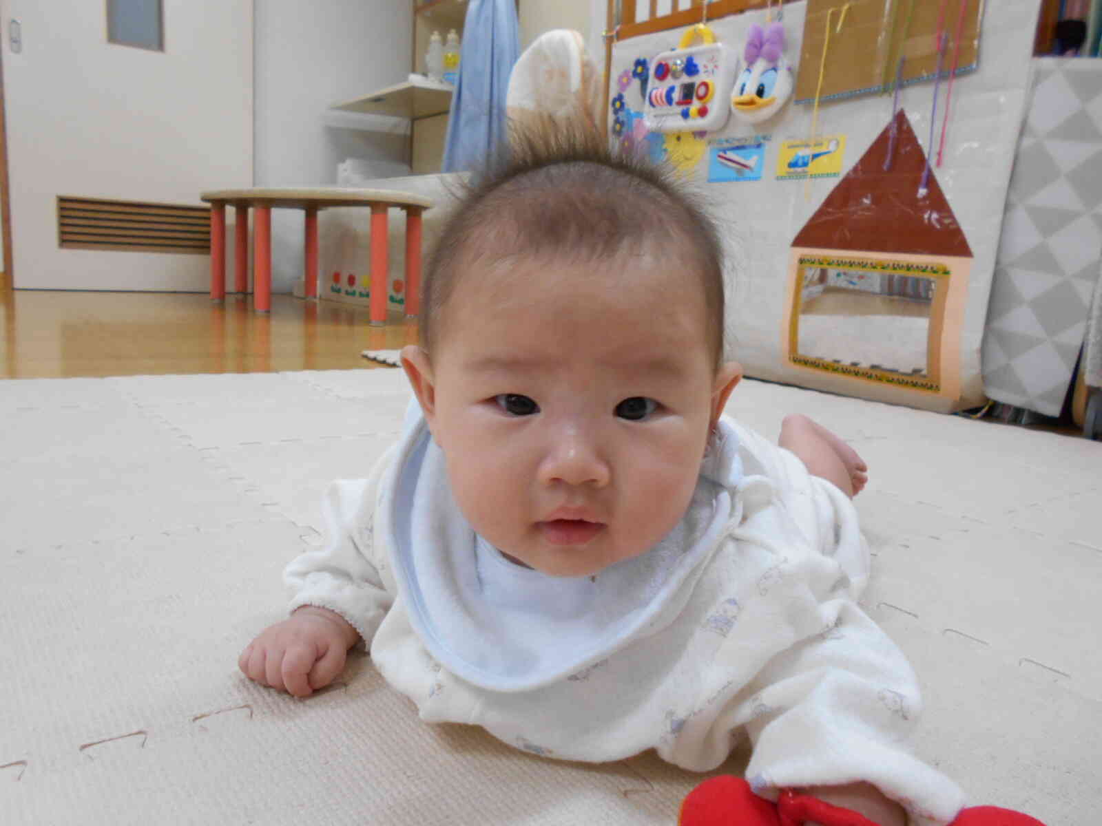 まだ寝返りはできないけどうつ伏せでもご機嫌だよ