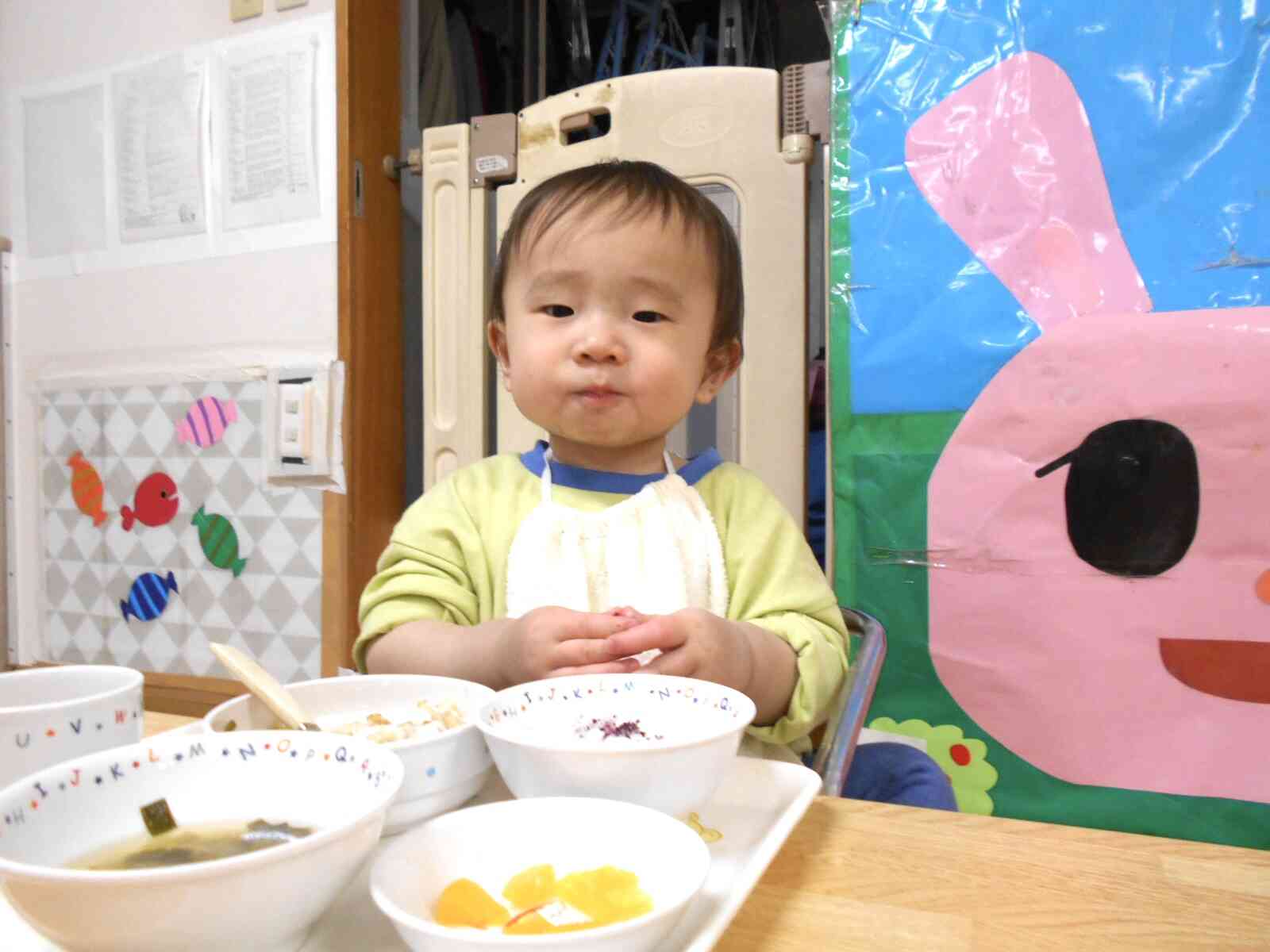 初めての給食。味はどうかな？