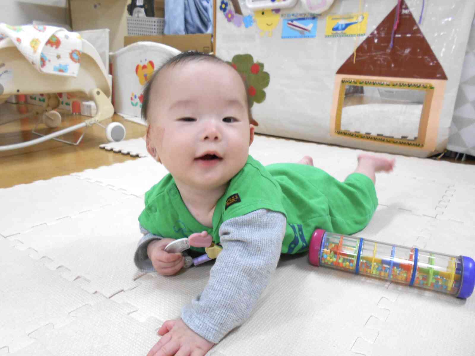 室内に戻ってゆったり過ごしました。歯固めがお気に入り！