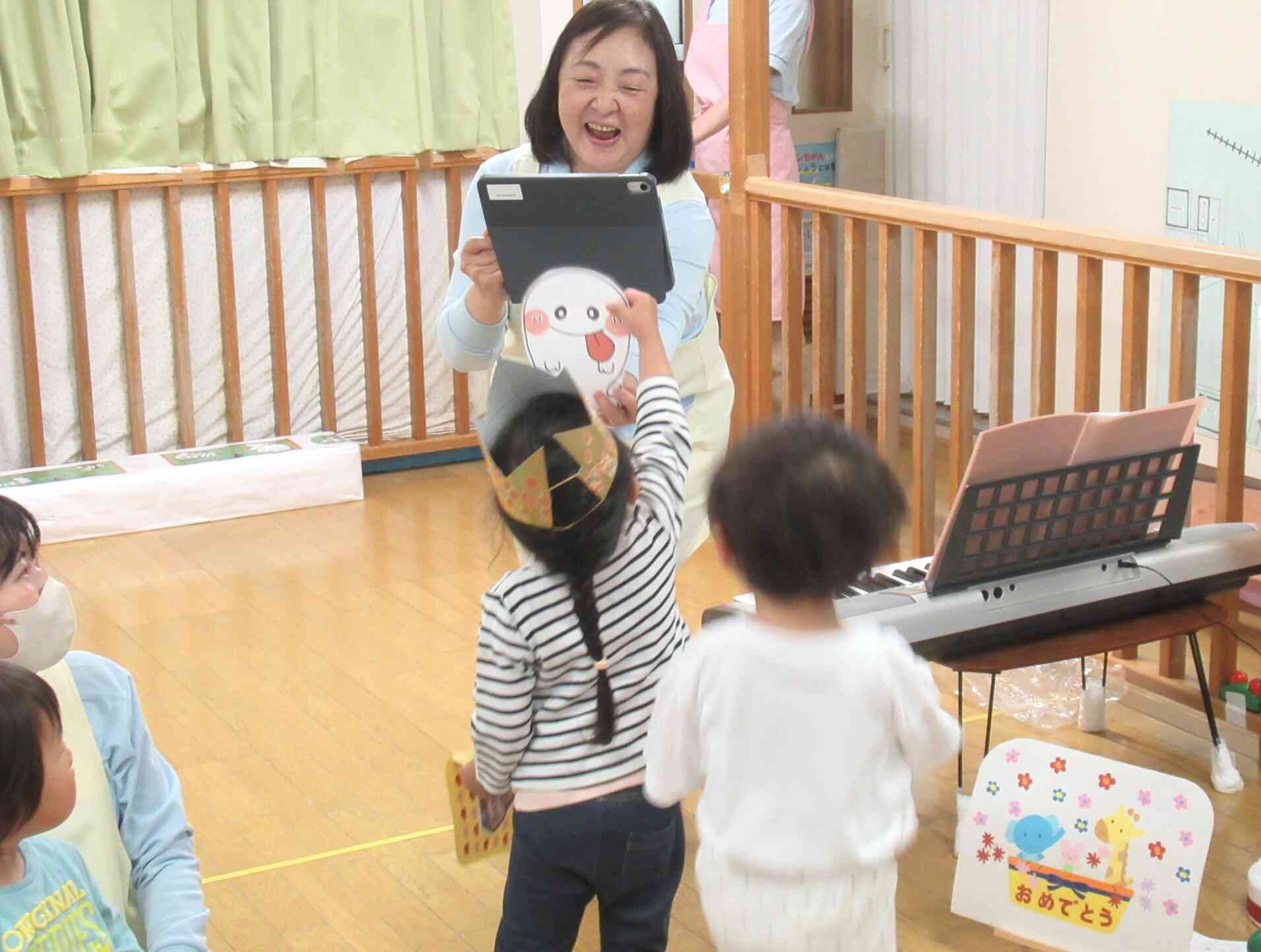 中くらいのおばけさんは、園長先生のタブレットについていました！