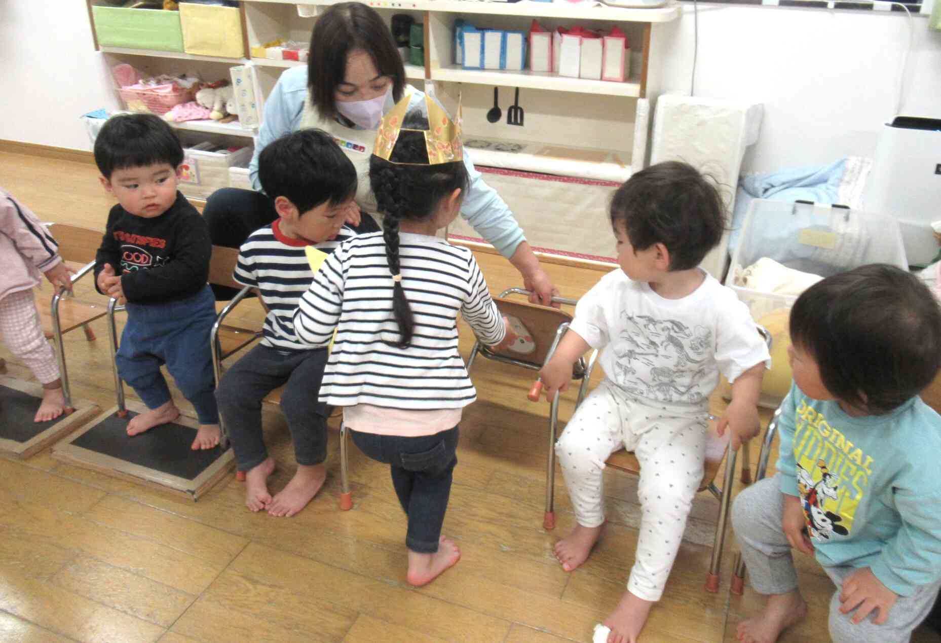 二番目に小さいおばけさんは、今月お誕生日のきりん組（2歳児）さんの椅子の下についていました！