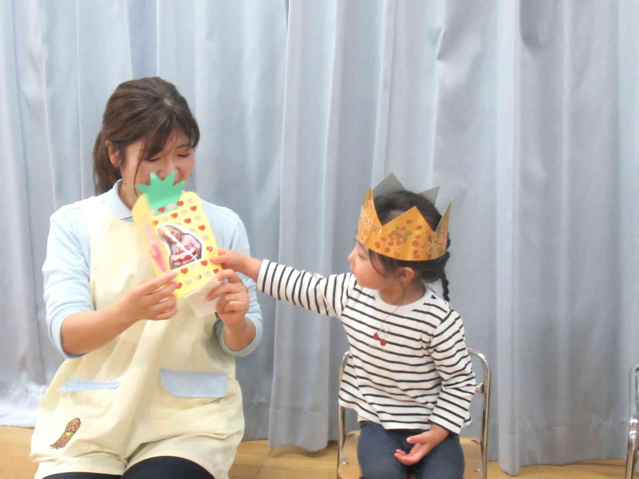 たくさんのハートのシールがついたバースデーカードに大喜び！