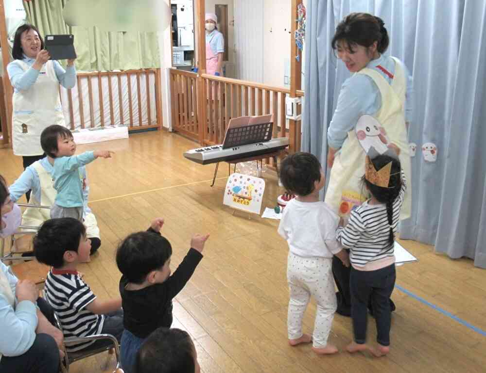 先生の出し物「へんしんおばけ」のスケッチブックシアター