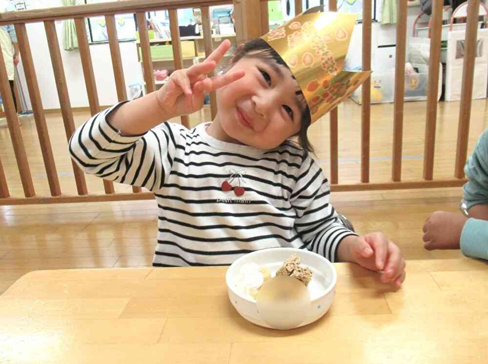 お誕生日ケーキはマシュマロおこし付きケーキ！