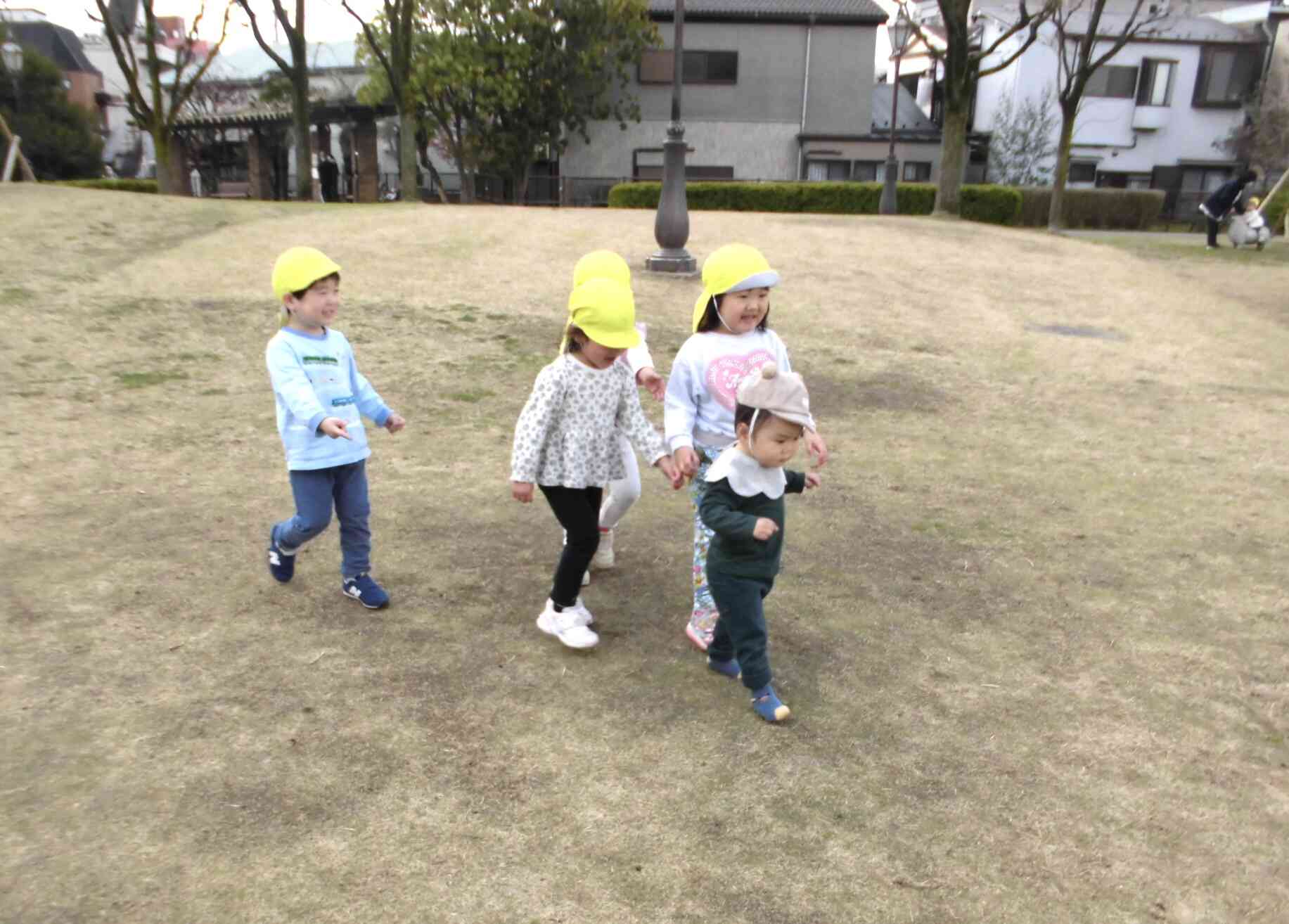 うさぎ組（0歳児）さんと公園内でお散歩しました！