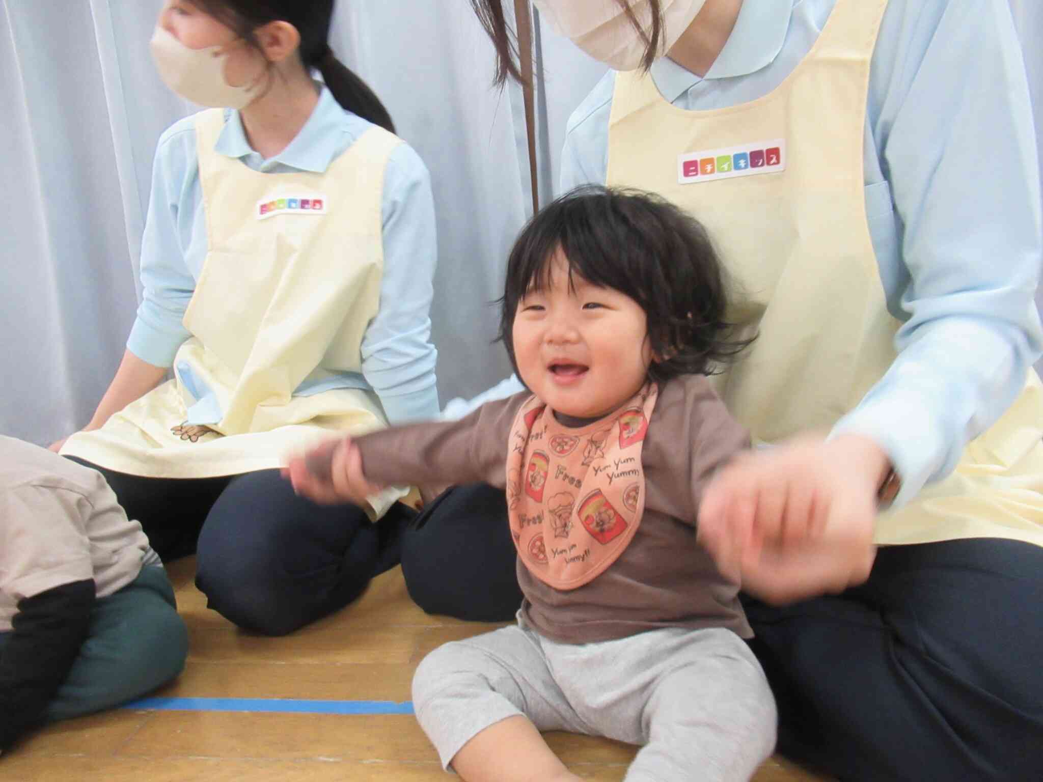 後半はリトミックの講師の方にも慣れてきていました。