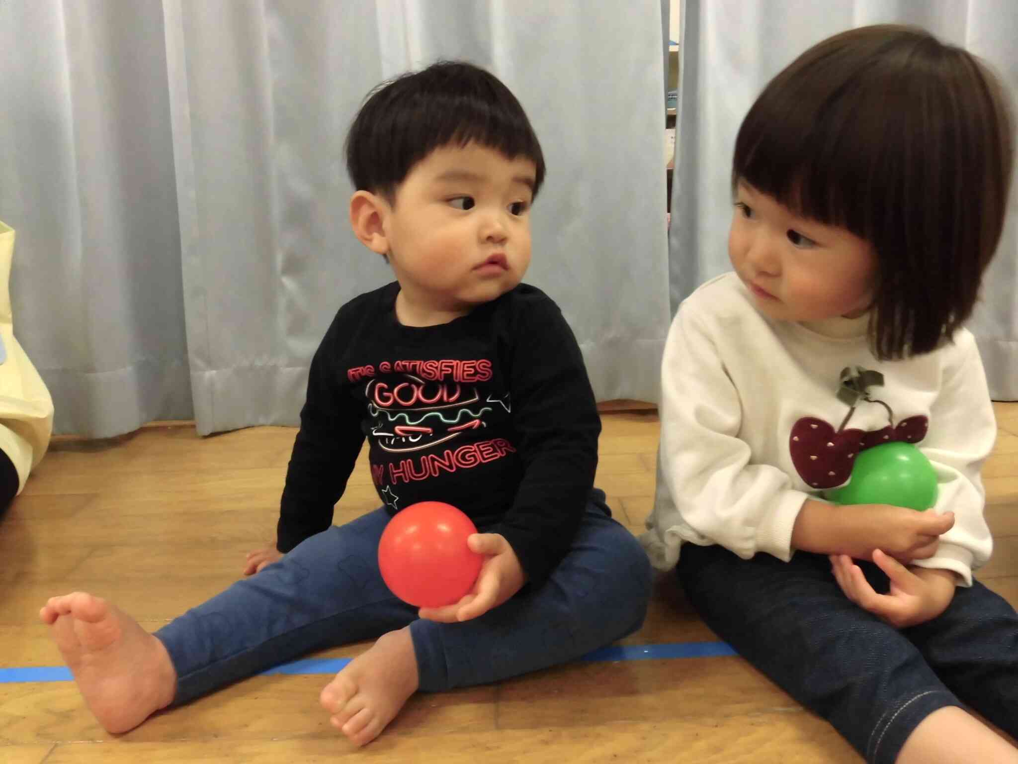 自分の好きな色のボールを選びました。