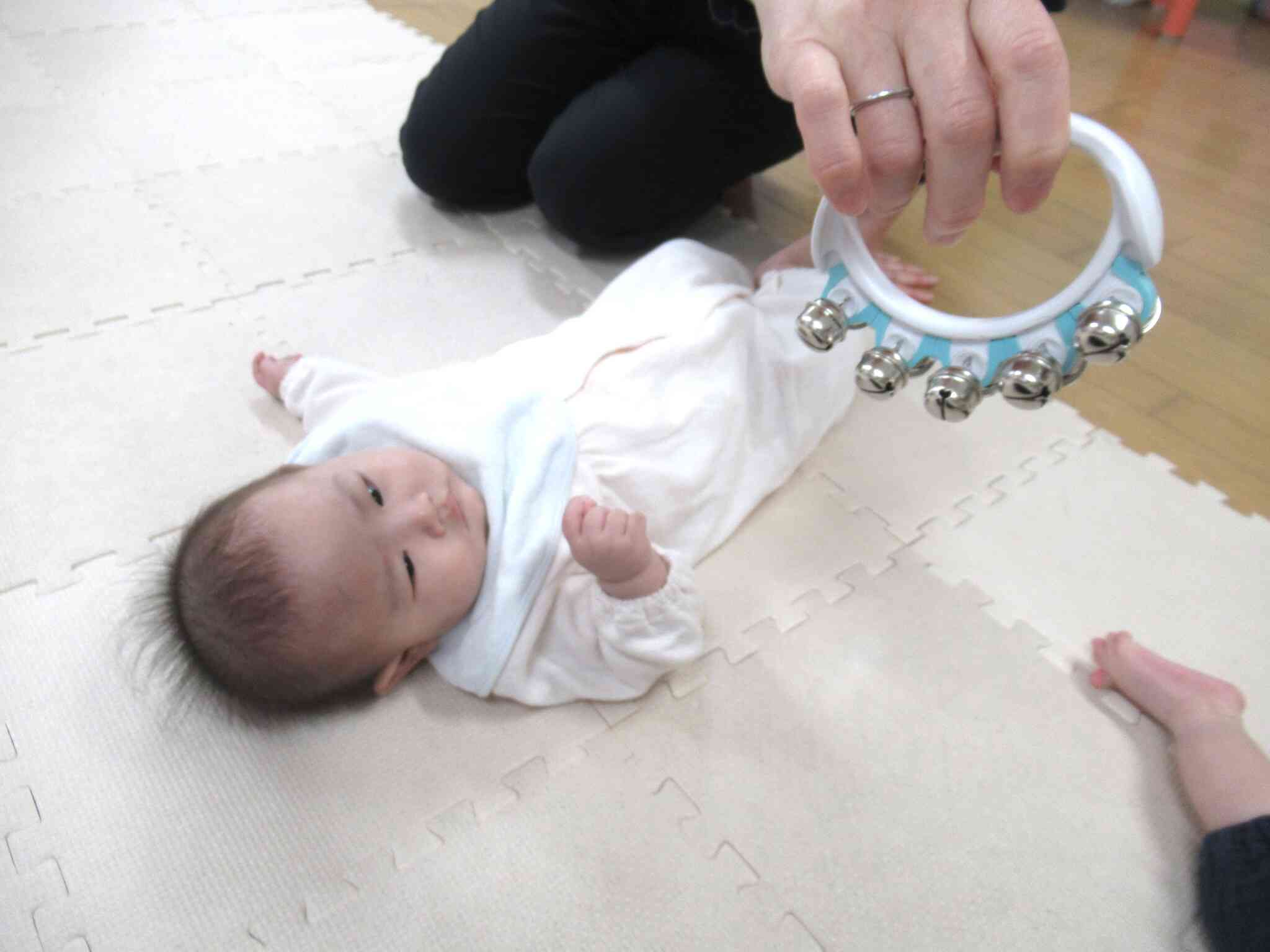 音のなっている方へ目線を向けています。