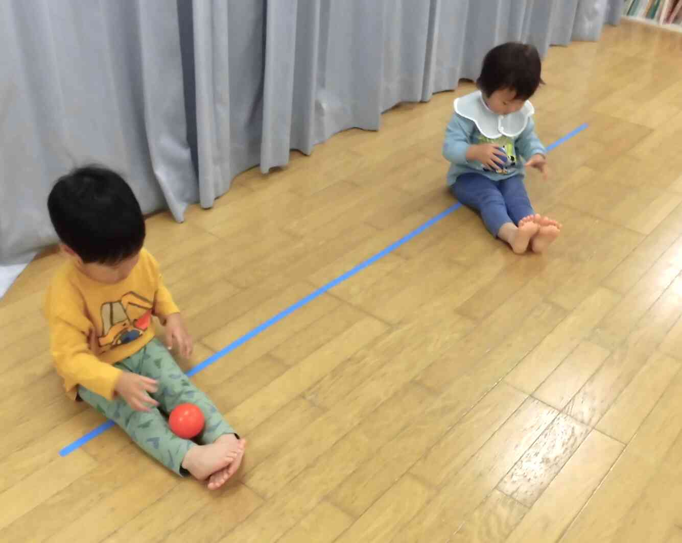 ボールを足の上でコロコロ〜