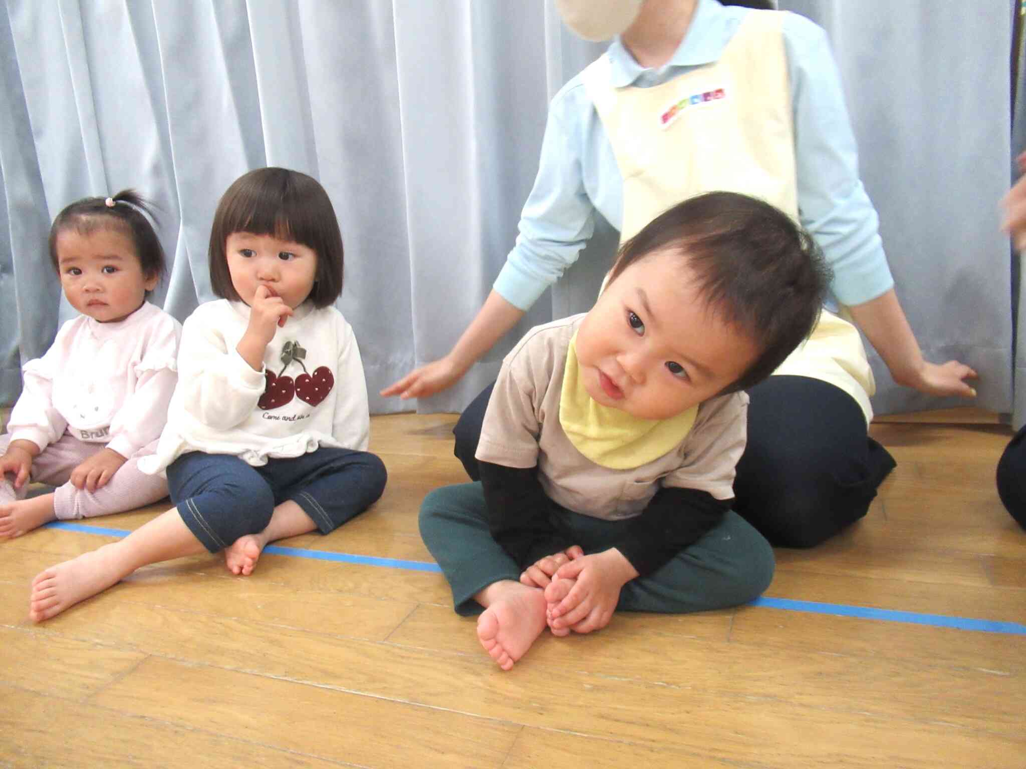 音楽に合わせて横揺れする、ぱんだ組（1歳児）さん