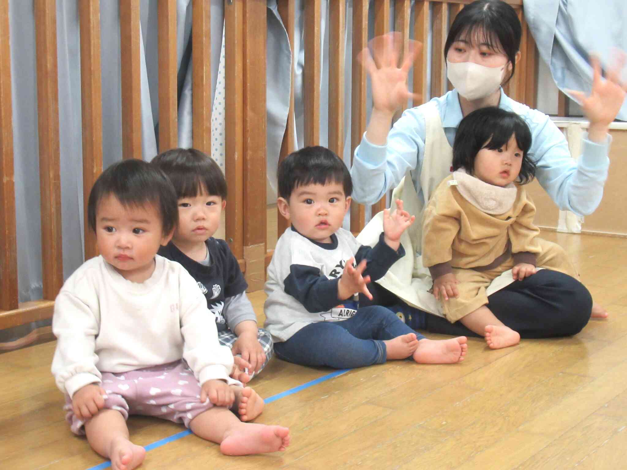 きらきら星の音楽が流れると、先生の真似をして手を動かしていました！