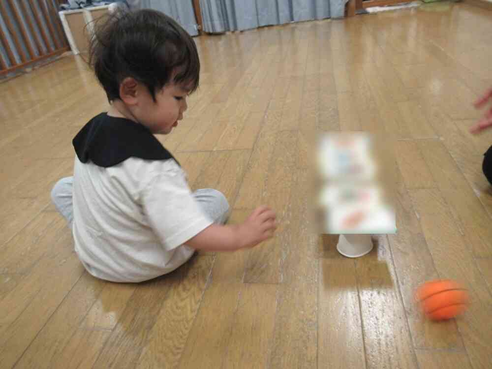 カードボウリングも慣れた様子でポイっと投げていました。