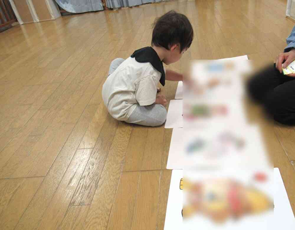 きりん組（2歳児）さんもマッチングゲームが大好きです！