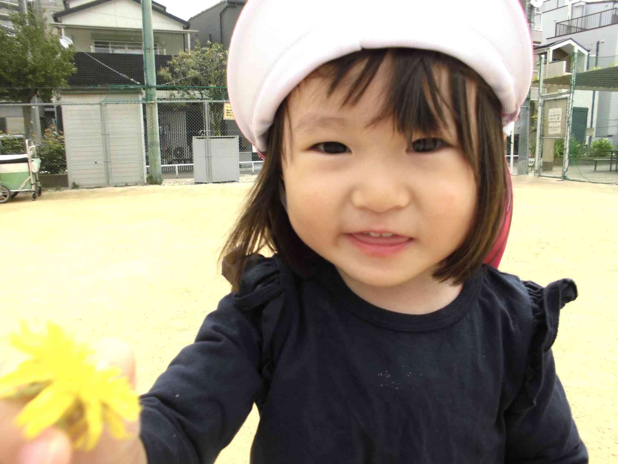 先生にたんぽぽを見せにきてくれました！