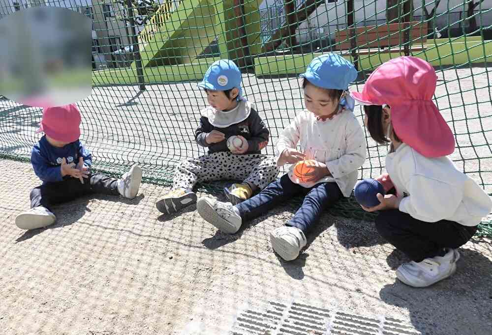 4月のぱんだ組（1歳児）さんときりん組（2歳児）さんの異年齢交流