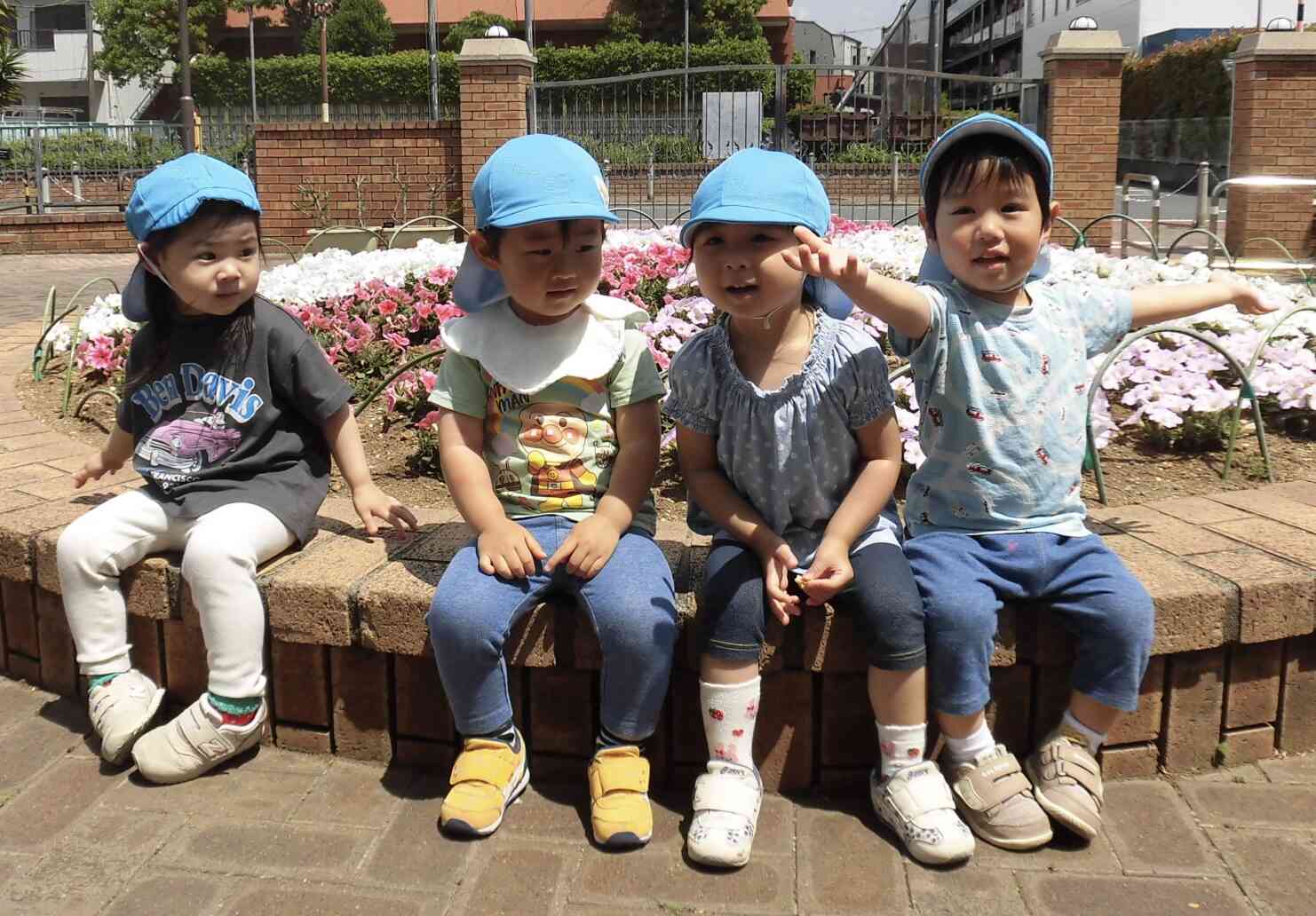きれいな花壇の前で「ハイポーズ!」
