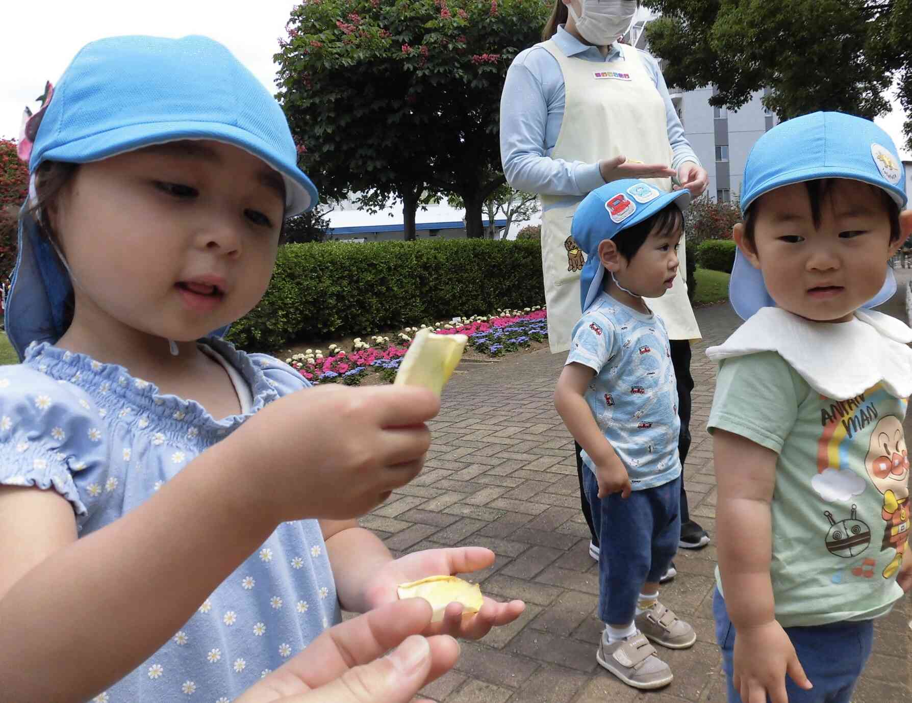 バラの花びらを手にして嬉しそう!