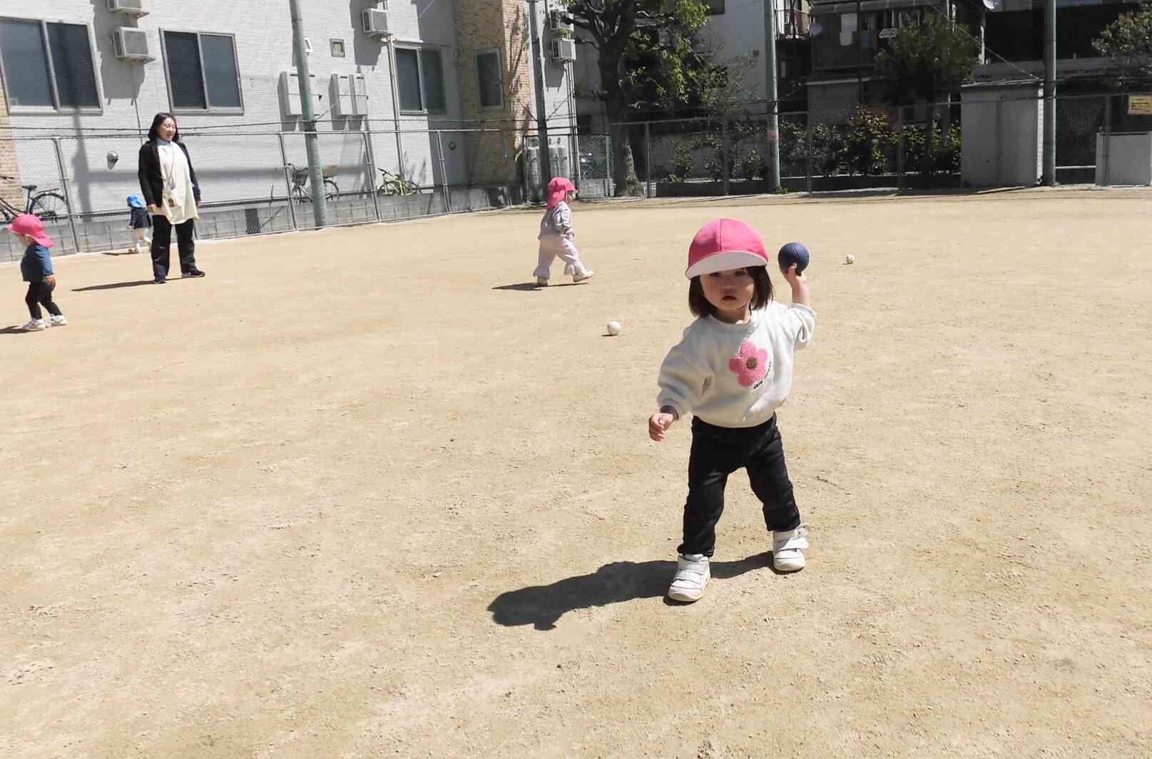 ボールを投げる構え方がかっこいい!!