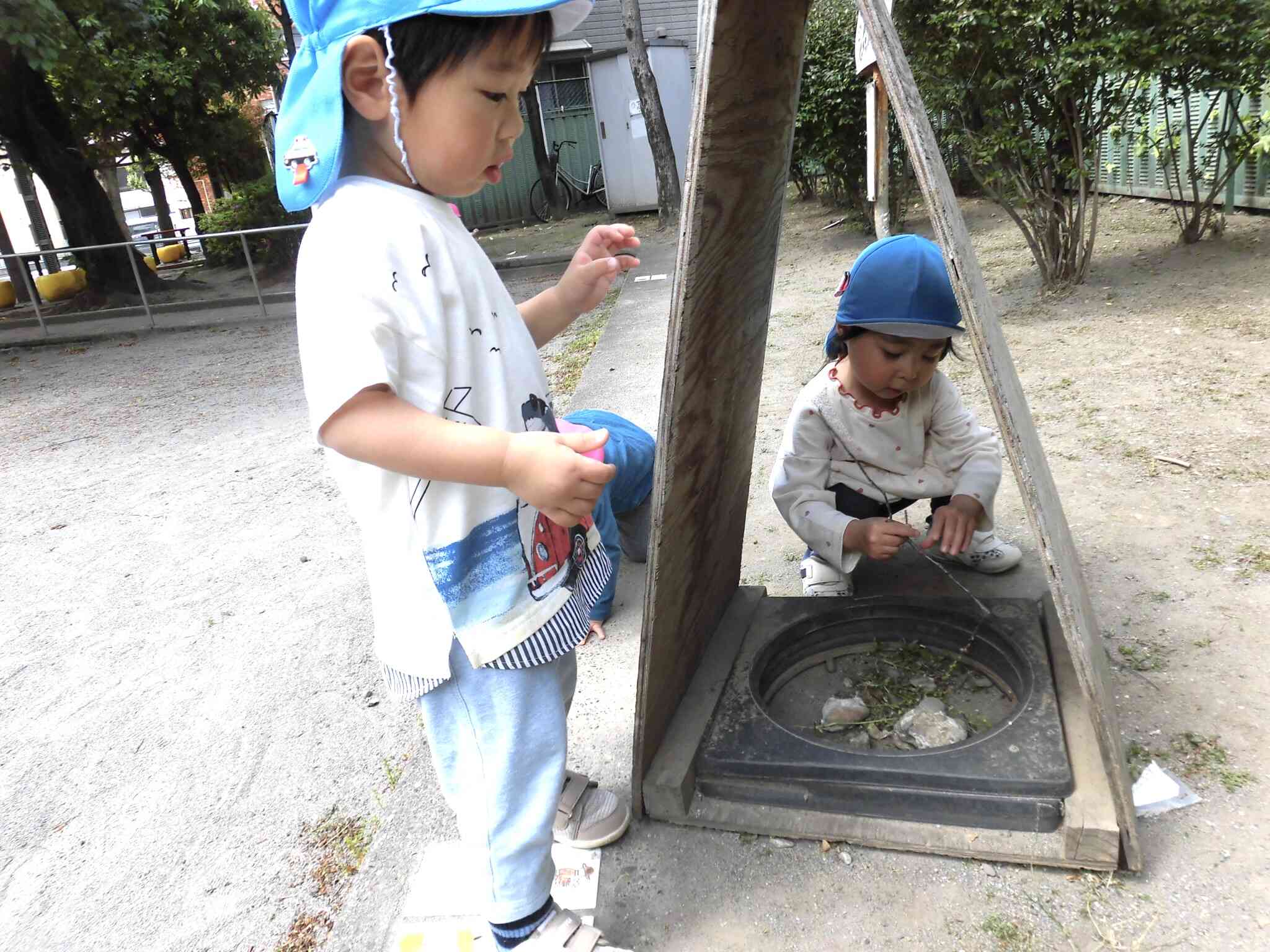 いい感じの調理場所を見つけてカレーを作っています!