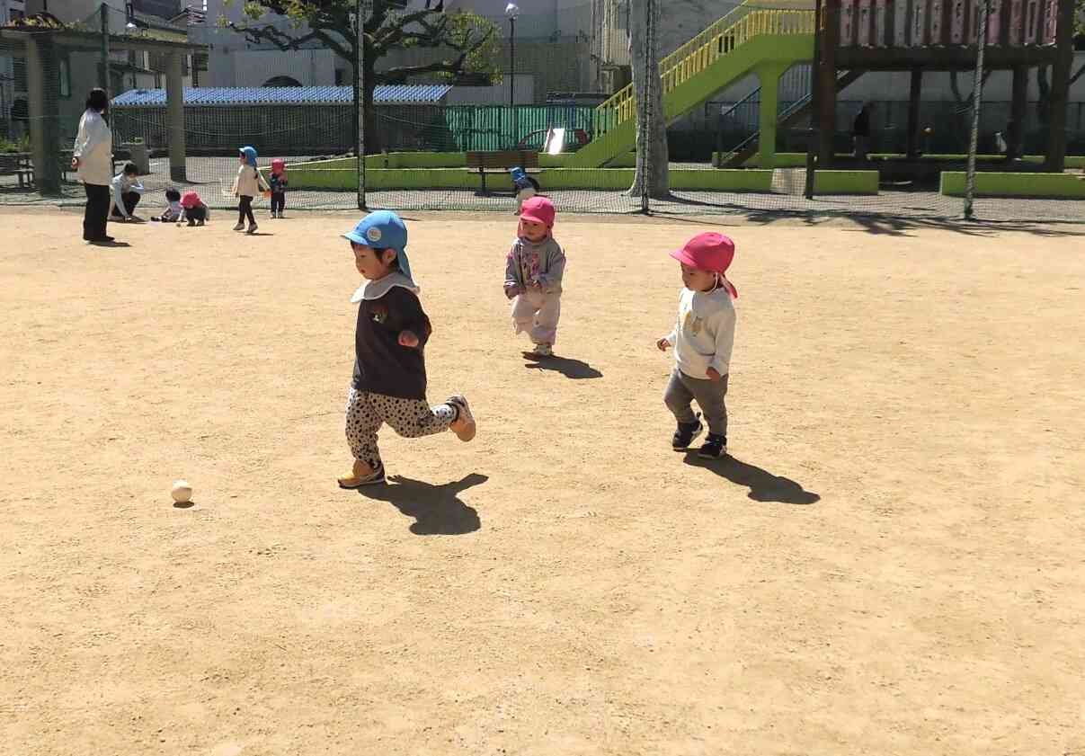 きりん組(2歳児)さんのボール蹴りを見て追いかける、ぱんだ組(1歳児)さん!