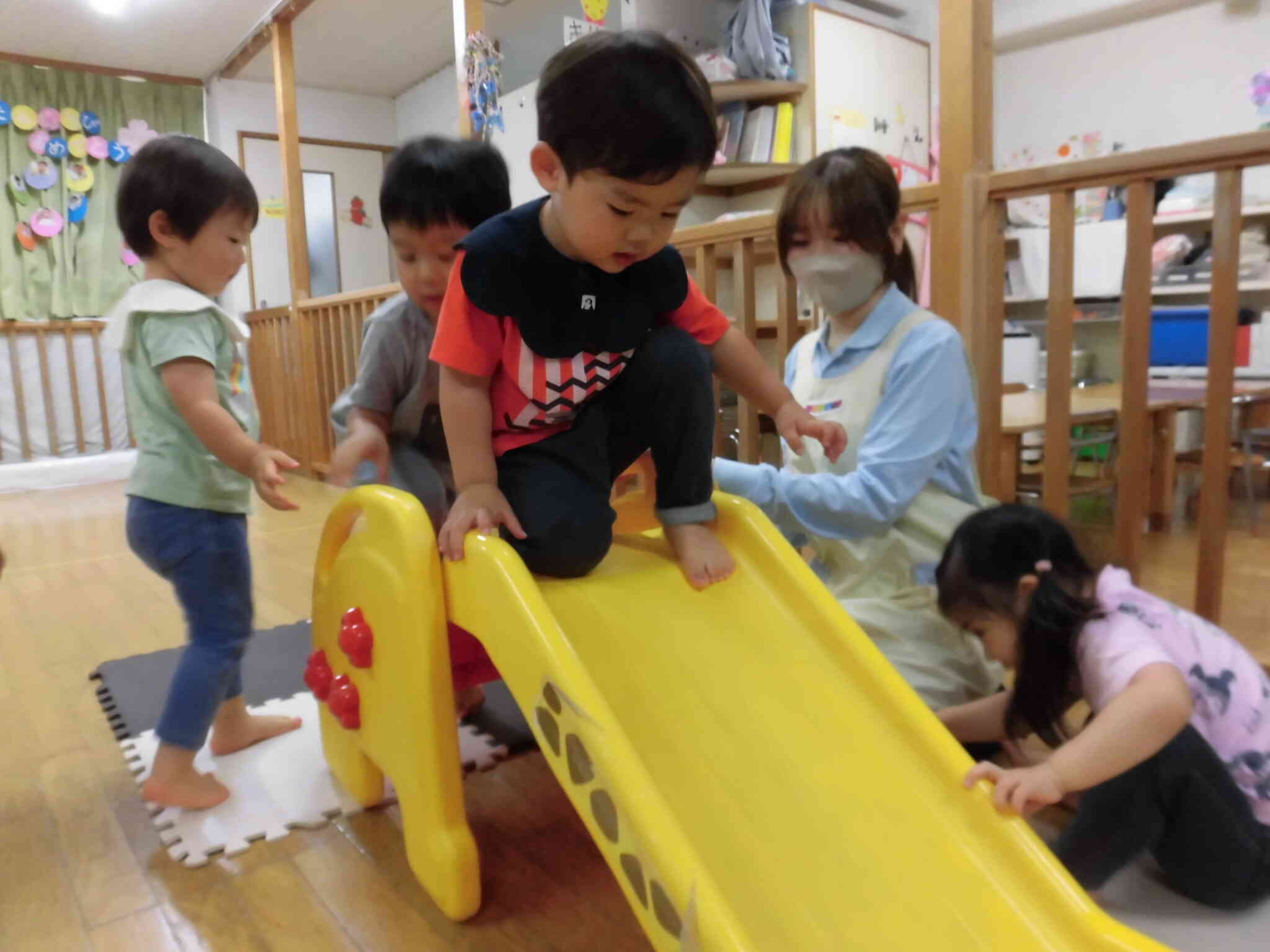 順番を守ってすべり台！