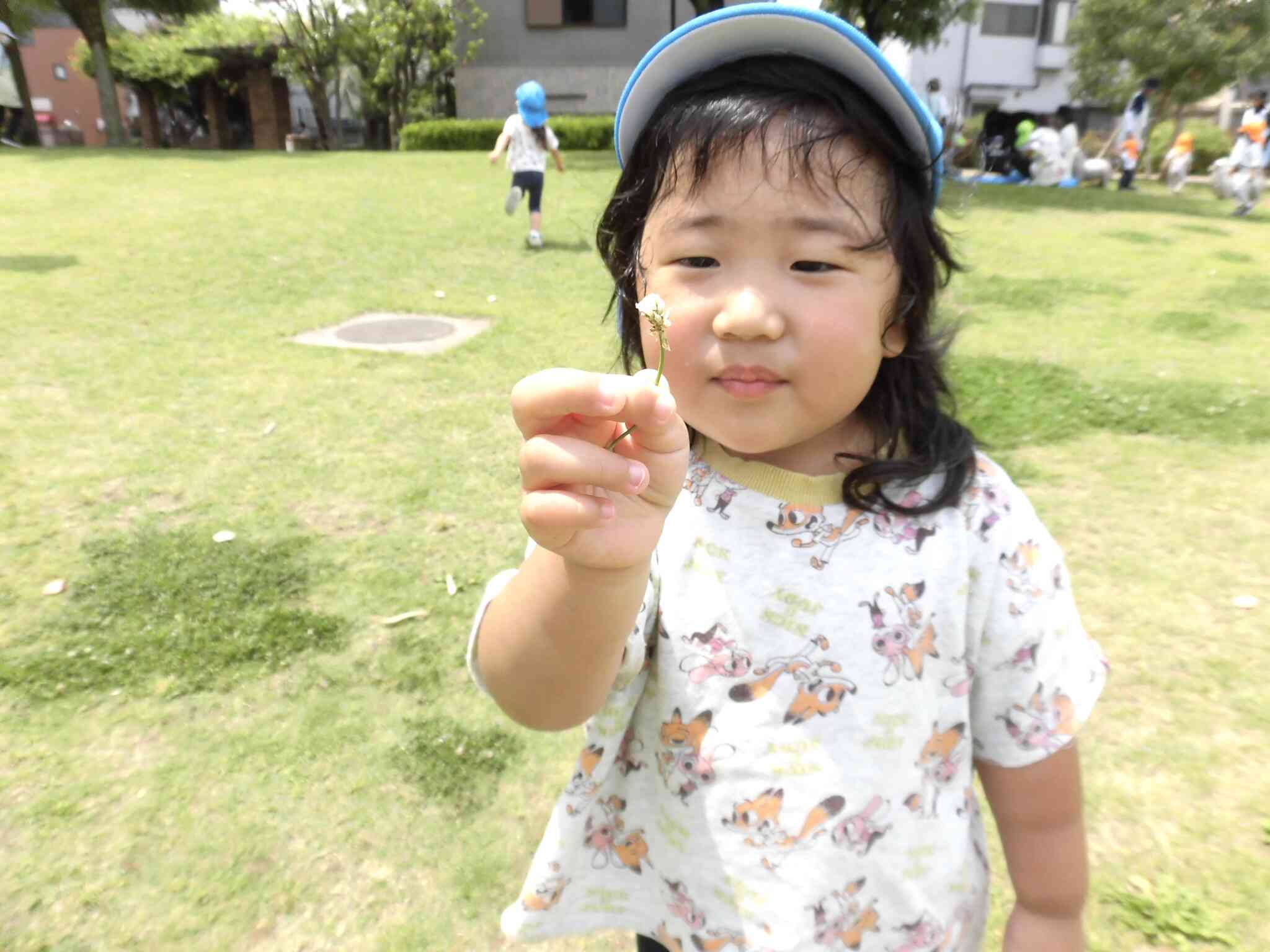 「先生見てー!」とお花を見せてくれました!