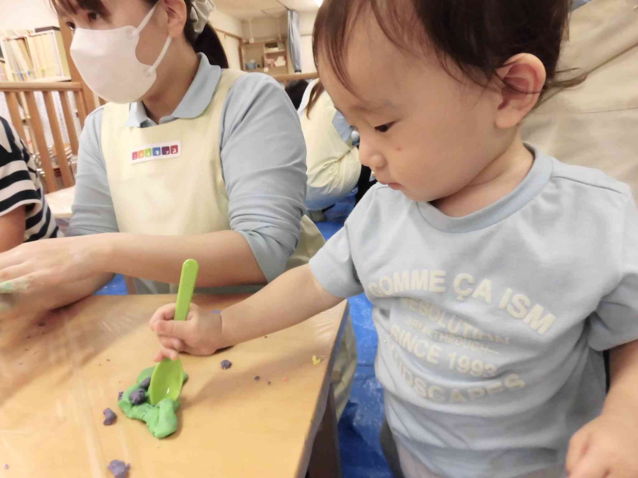 スプーンでツンツンツン♪
