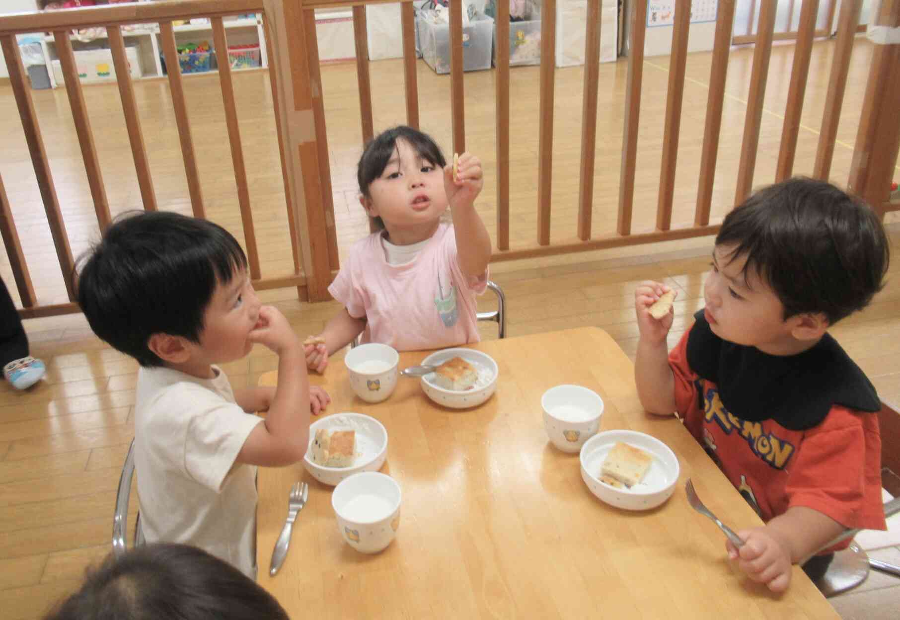 「これみてー!」と顔がついているクッキーを見せてくれました。