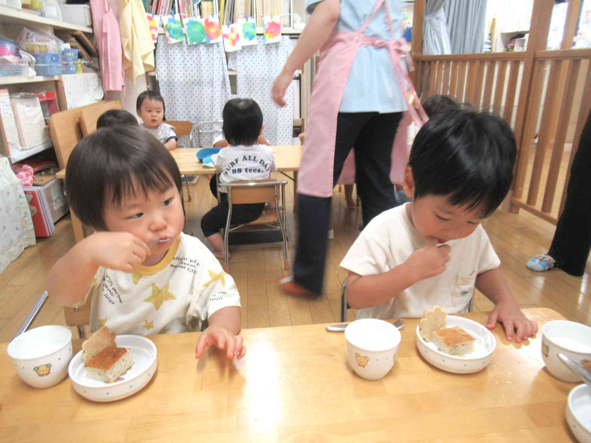 「おいしいね!おいしいね!」と言いながら、生クリームもパクパク食べていました。