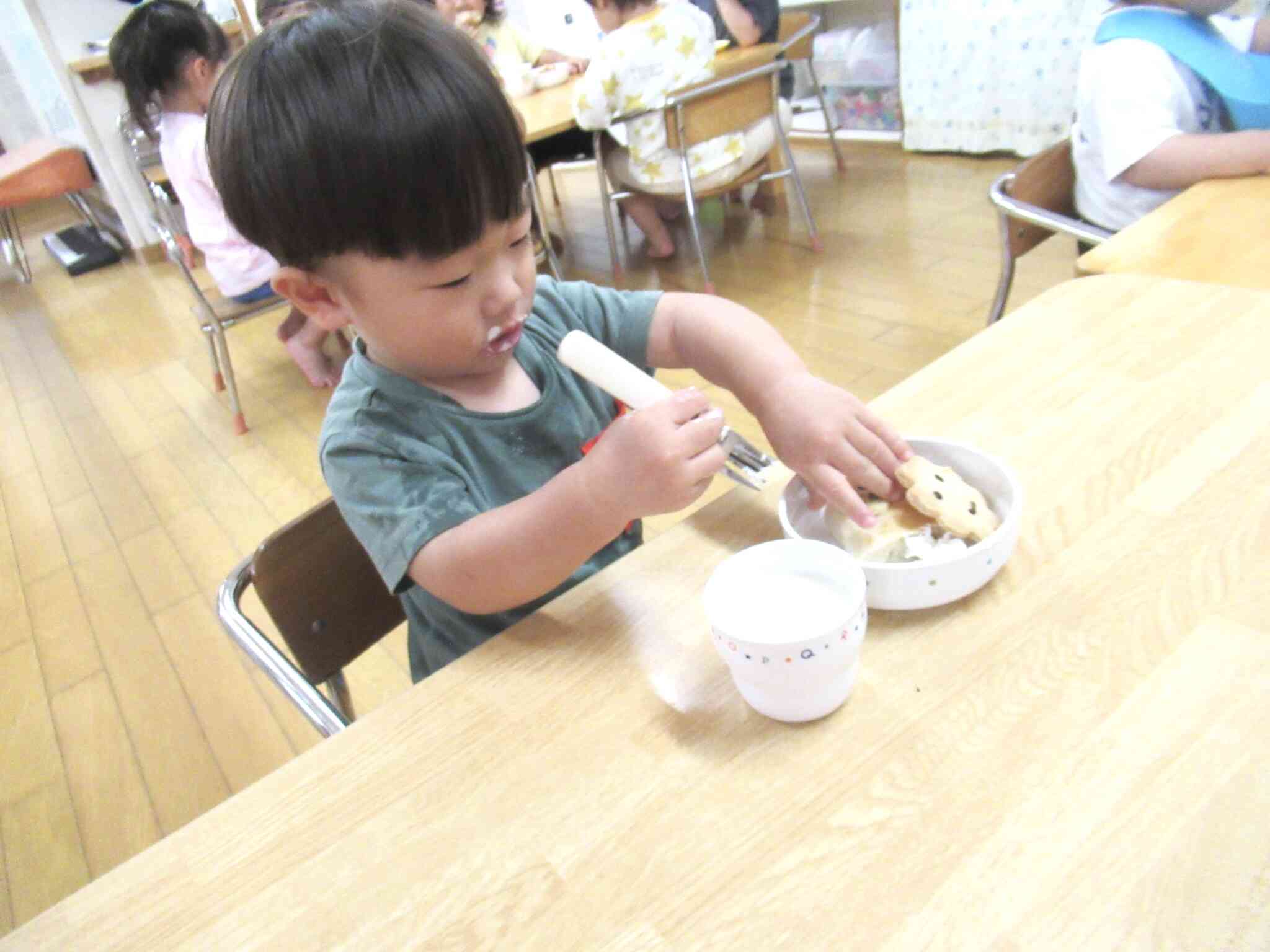今回は生クリームにチョコもついていて嬉しそうでした。