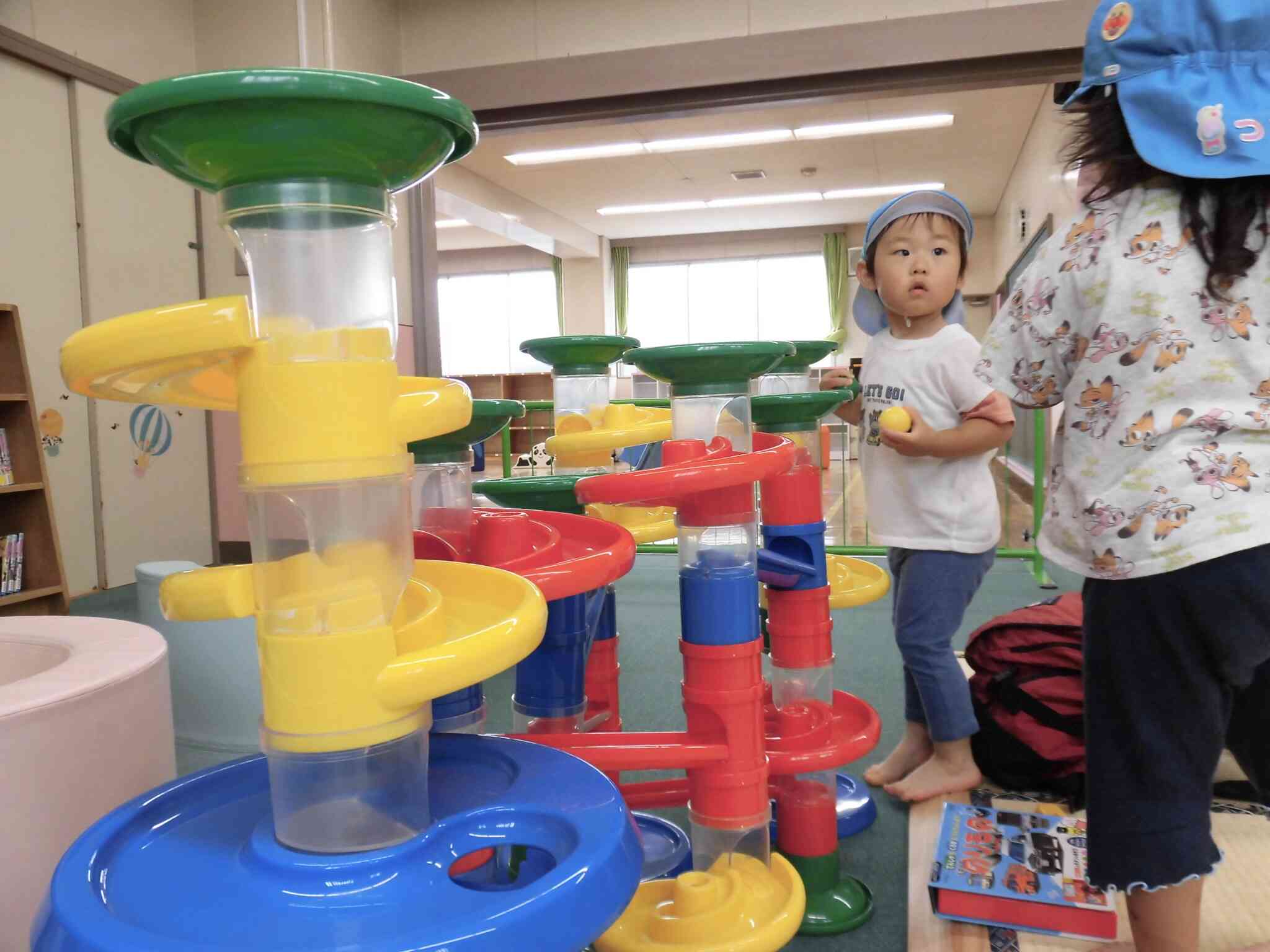 大きなボール落としに喜んで、ずっと遊んでいました。