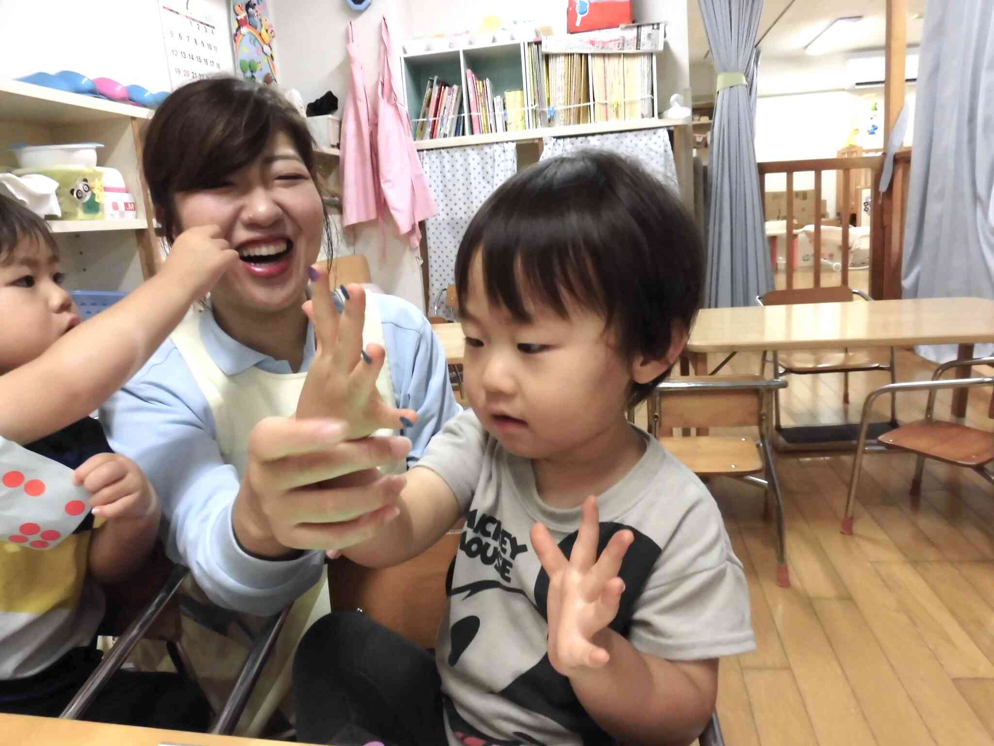 シール遊びをしていたら、小さなシールを爪に貼ってマニキュアみたいになってました！