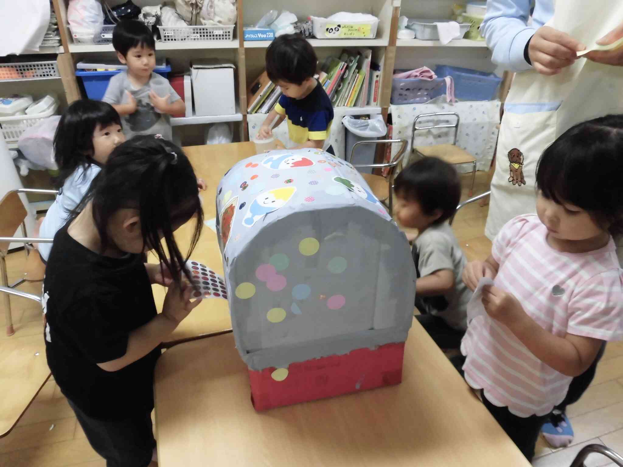 みんなでガチャポンをデコレーション中♪
