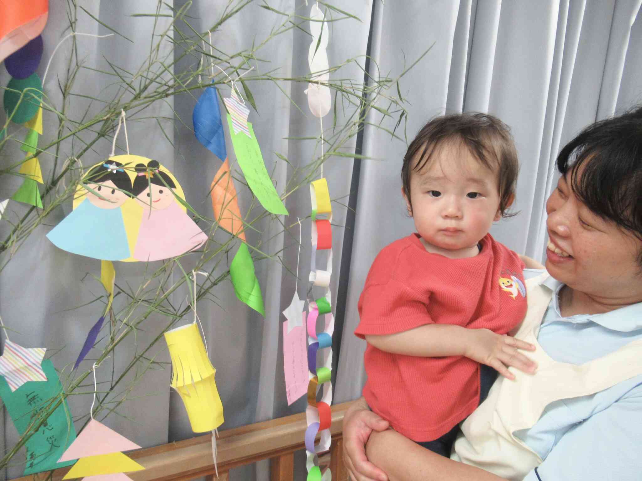 うさぎ組(0歳児)さんも七夕飾りと一緒に撮りました!