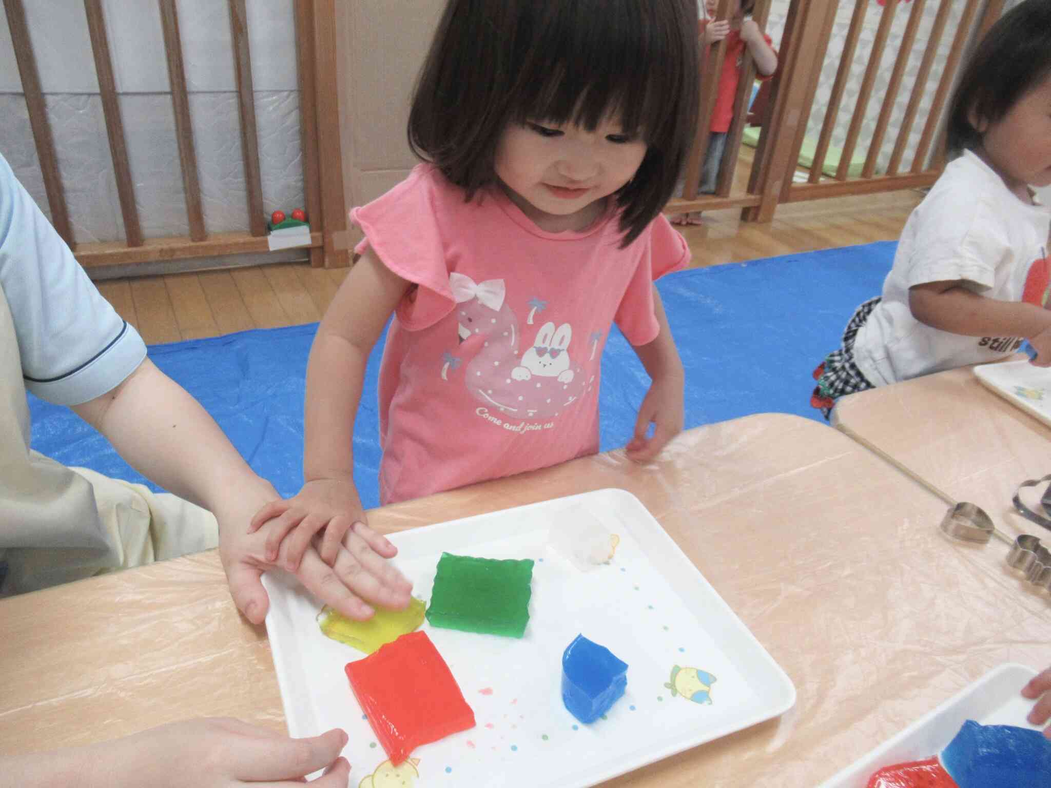 先生の手を使って恐る恐る触っています。