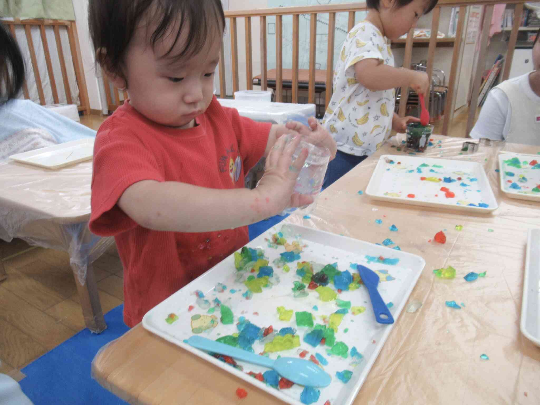 思いっきり寒天の感触を楽しんでいます！