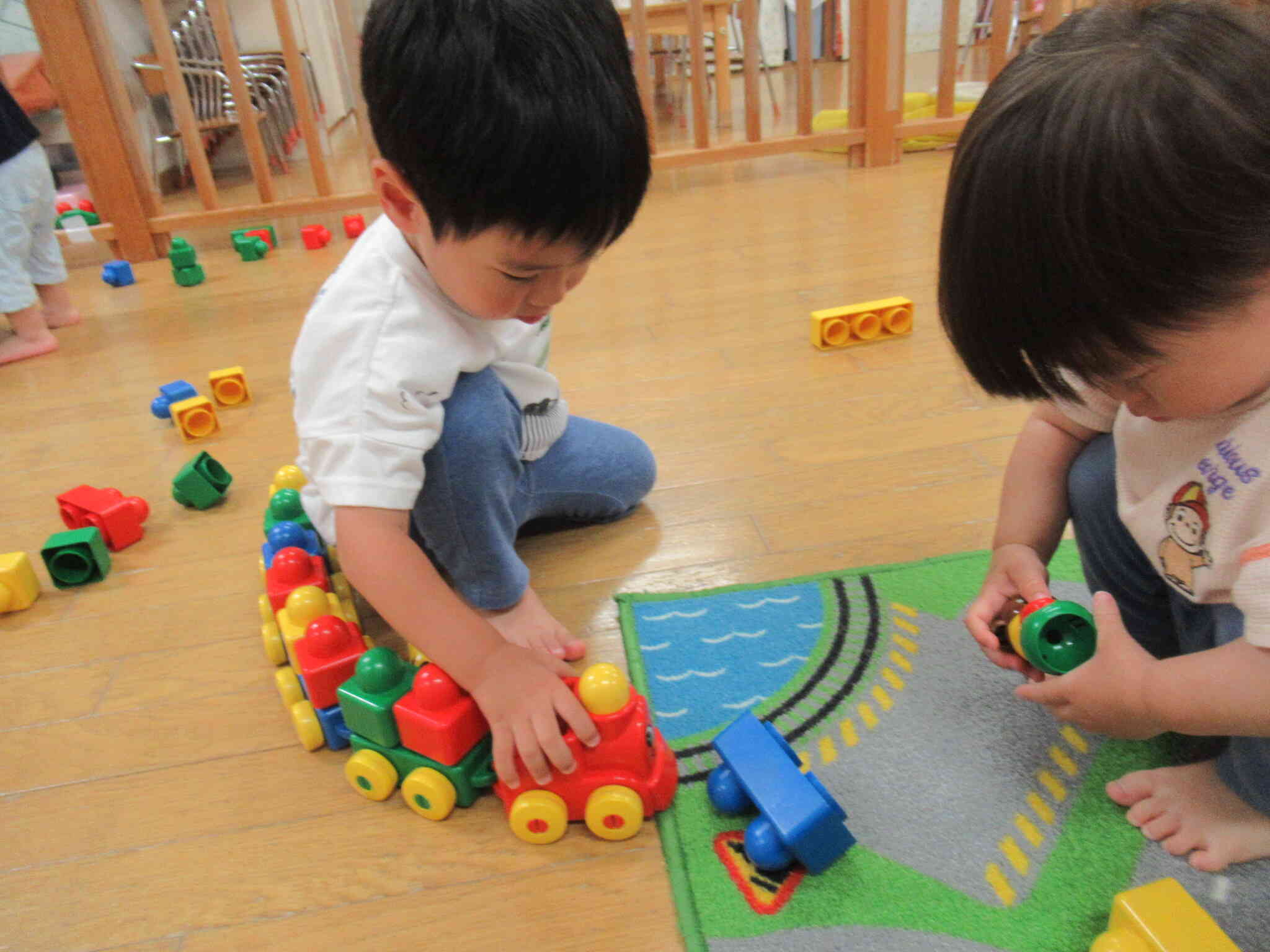 ぱんだ組（1歳児）さんと仲良く汽車ポッポ♪